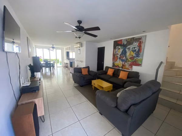 Se Renta preciosa casa en Santo Domingo. Condominio Seguro. Casa Amoblada.