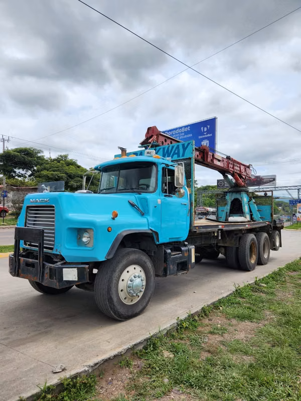 GRUA MACK DM EN POLIZA 1999