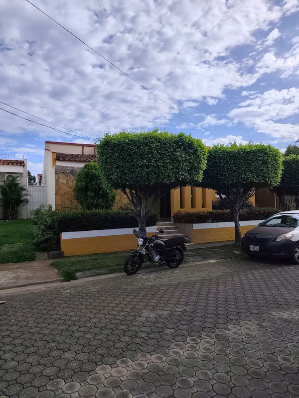 Vendo hermosa casa en residencial carretera a Masaya a precio de Ganga