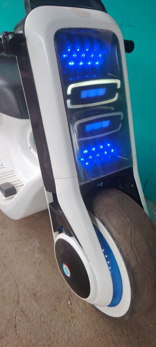Vendo Lind moto eléctrica para niños semi nueva 