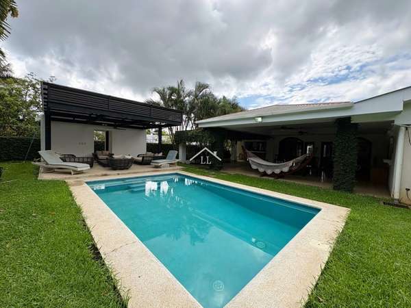 LL - Casa con Piscina en Renta en Estancia de Santo Domingo