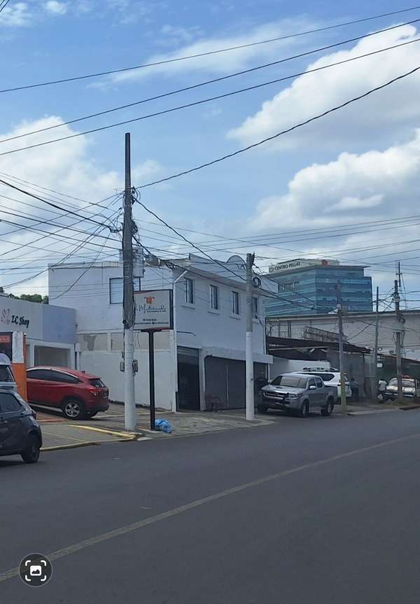 Vendo casa en calle principal de Los Robles 