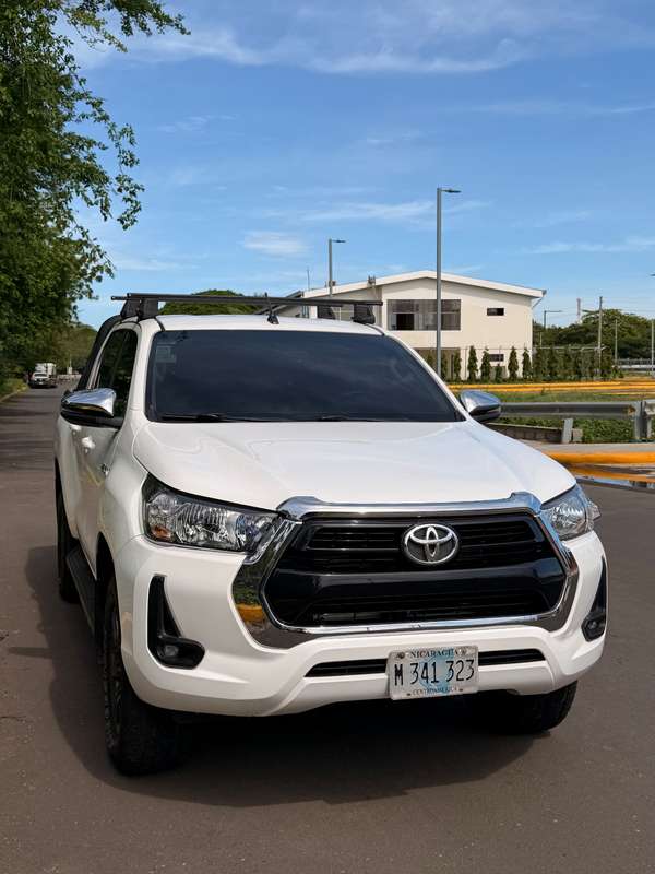 SE VENDE TOYOTA HILUX 2022 SR MECÁNICA 2.4 TURBO DIÉSEL 