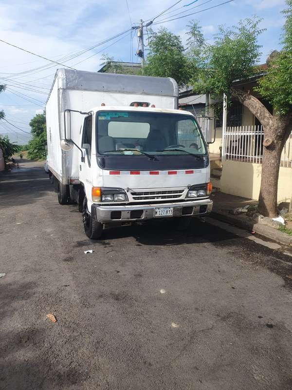 Camion NPR en buen estado Listo para Trabajar