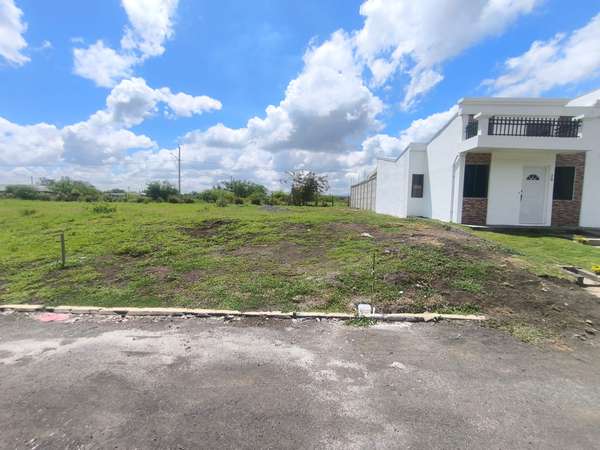 Lote Residencial Plano de 377 vrs2 en Ciudad Europea - Veracruz (Seguridad y Conectividad)