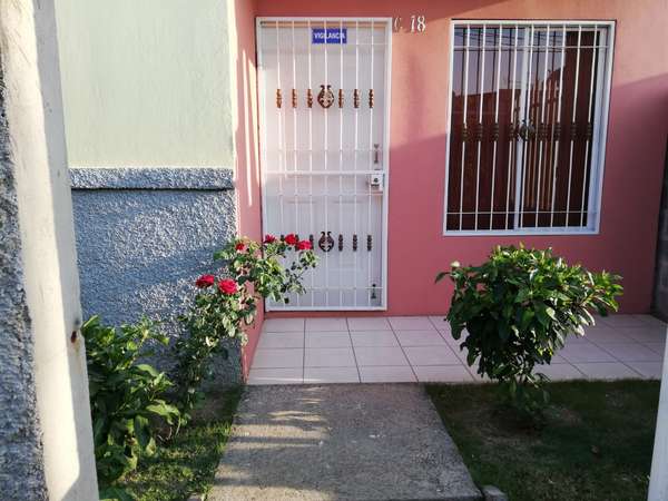 Se alquila vivienda  de 3 habitaciones, 1 baño, área de garaje, totalmente cerrada.