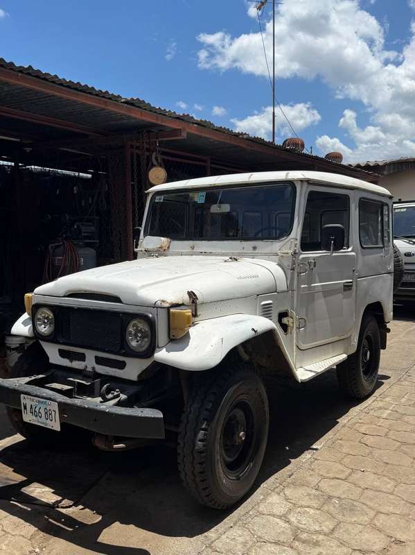 Toyota Land Cruiser 1983 Diésel 4x4 – Motor recién overhauleado, llantas semi-nuevas