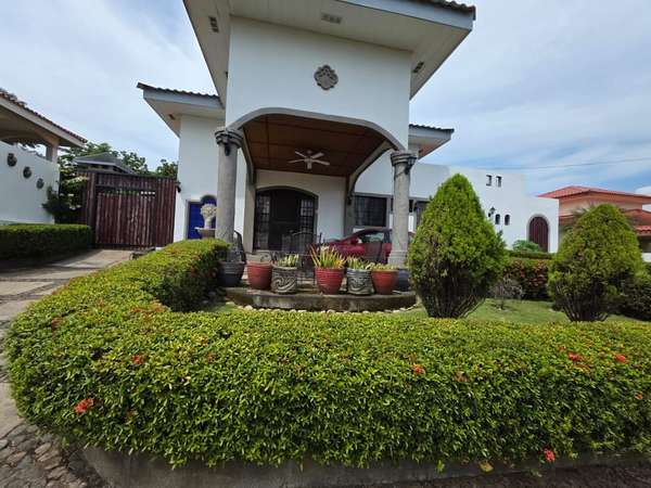 FP/HM  CASA EN VENTA EN RESIDENCIAL LA CASCADA | US$250,000 ID FH