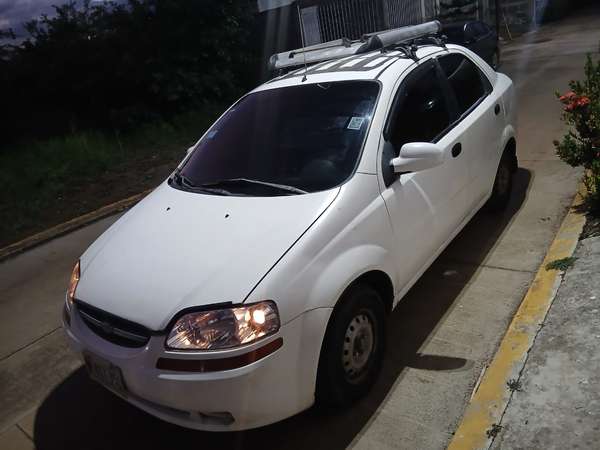 Vendo carro Chevrolet Aveo 2005. Focos nuevos. Bien cuidadito. Aire acondicionado helando. Manecillas y cierres nuevos.