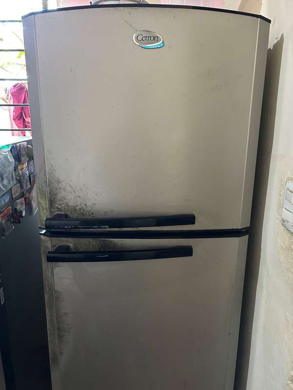 Refrigeradora CETRON dos puertas, freezer superior