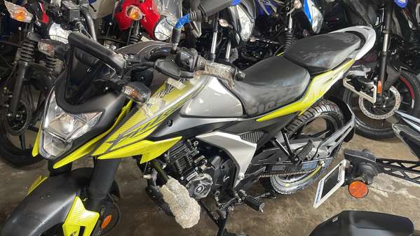  Bajaj Pulsar 400Z | Potencia y estilo con financiamiento 