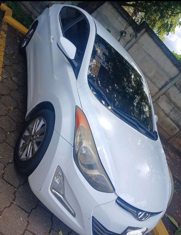 Vendo Hundai Elantra año 2016 modelo canadiense