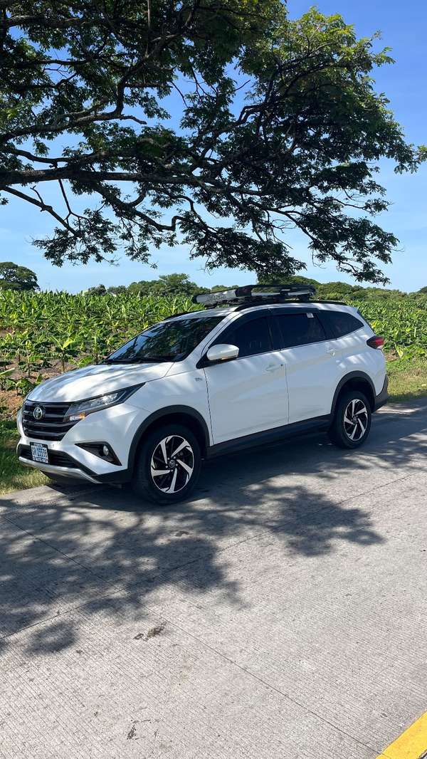 Toyota Rush con tan solo 23,400 km 