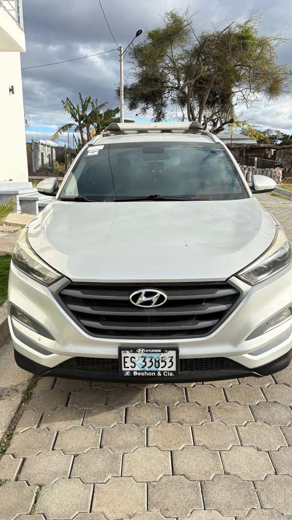 Se Vende Camioneta Hyundai Tucson año 2016., intermedio, con control remoto a distancia,