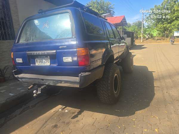 Vendo toyota 4runer 1990 4x4, aire acondicionado,  rines todo terreno mecánico con pocos detalles por ser de ese año.