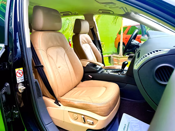 2011 Audi Q7 AWD, absolutely like new—still has that new-car smell. An excellent offer; looking elsewhere is a waste of
