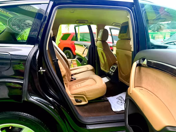 2011 Audi Q7 AWD, absolutely like new—still has that new-car smell. An excellent offer; looking elsewhere is a waste of