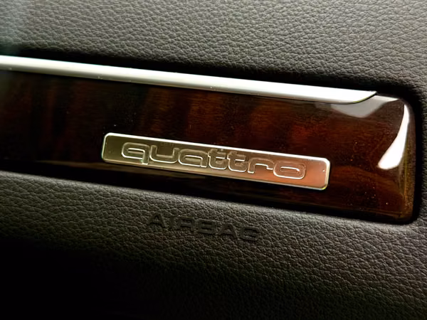 2011 Audi Q7 AWD, absolutely like new—still has that new-car smell. An excellent offer; looking elsewhere is a waste of