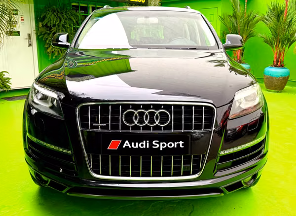 2011 Audi Q7 AWD, absolutely like new—still has that new-car smell. An excellent offer; looking elsewhere is a waste of