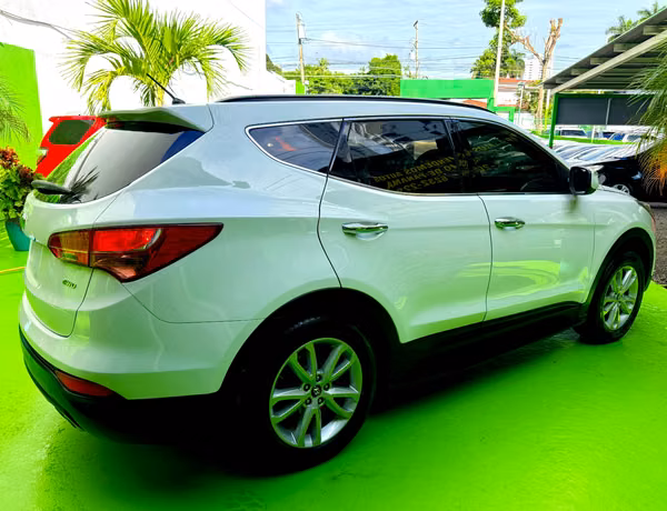 2013 Hyundai Santa Fe, fully loaded, 4x4, panoramic sunroof. Very well-maintained, stunning condition, great price.