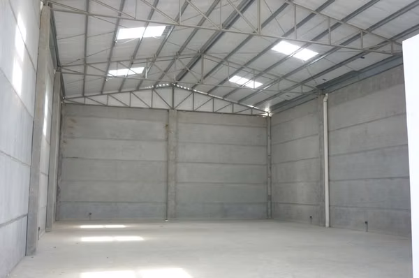 RENTAL OF OF OFIBODEGA NEAR EAST COAST...