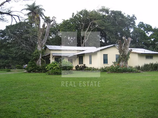 Casa con rio en El valle de Anton en terreno de 11,073.90 m2