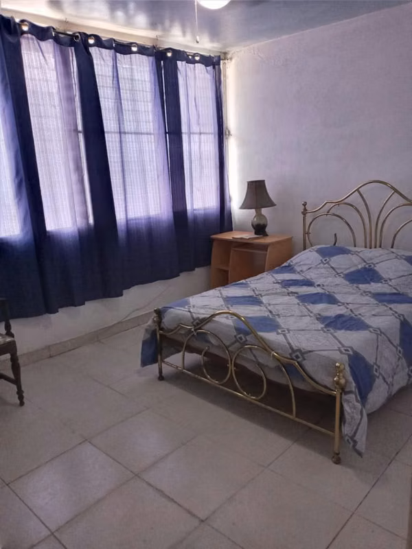 Dorado estudio amoblada televisión, abanico, escritorio, cama matrimonial incluye todo