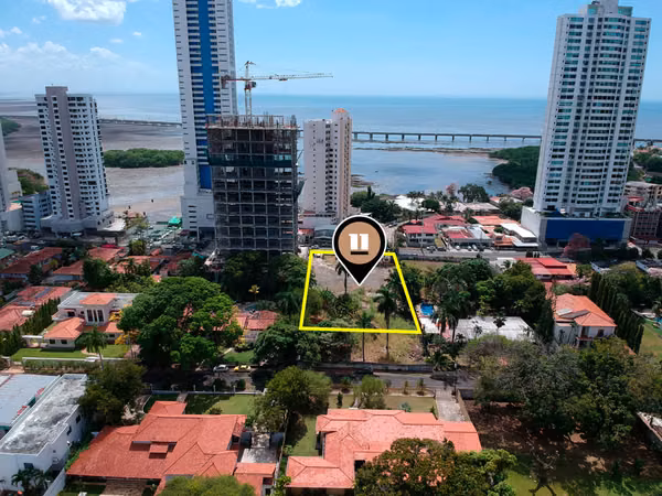 Se vende Terreno en Altos del Golf entre Ave. Cincuentenario 3,400m2