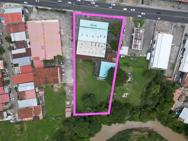 FIELD WITH GALERA IN JUAN DIAZ AV. JOSÉ AGUSTIN ARANGO