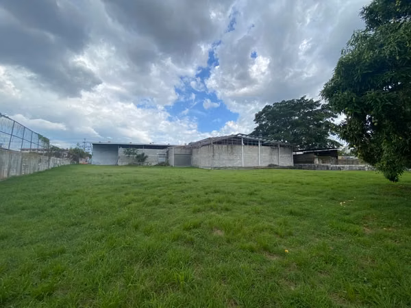 FIELD WITH GALERA IN JUAN DIAZ AV. JOSÉ AGUSTIN ARANGO