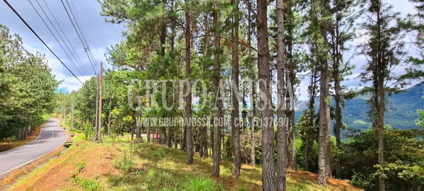 Se Vende Amplio Terreno de Esquina con Vistas en  Altos del Maria