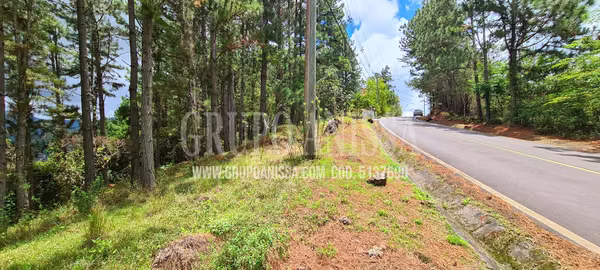 Se Vende Amplio Terreno de Esquina con Vistas en  Altos del Maria