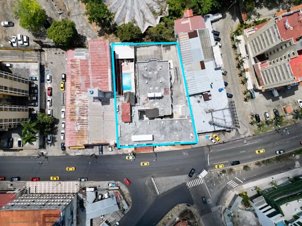 HOTEL EDIFICIO SOBRE LA VÍA ESPAÑA EN VENTA