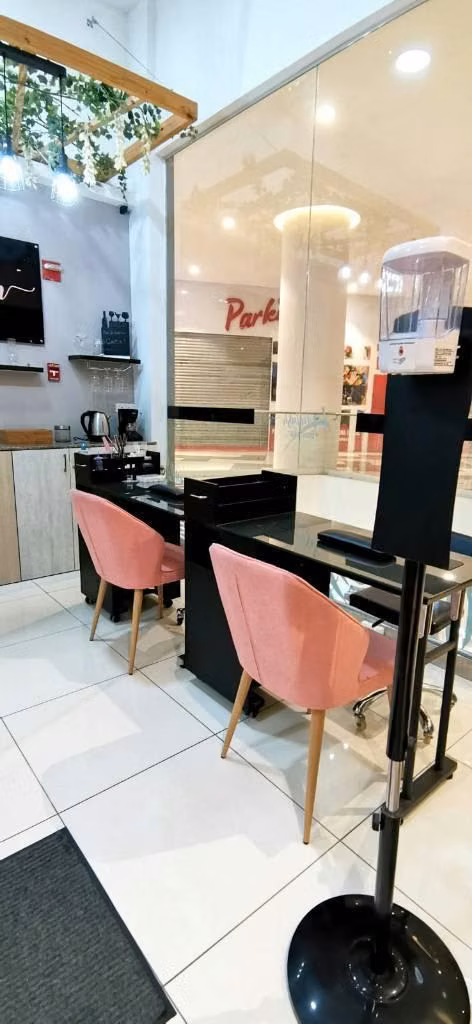 MANICURE TABLES