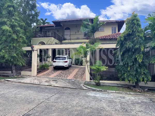 Opportunity! It sells Beautiful House in La Alameda
