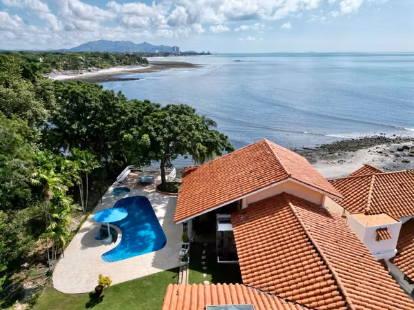 CASA FRENTE AL MAR PUNTA BARCO EN VENTA
