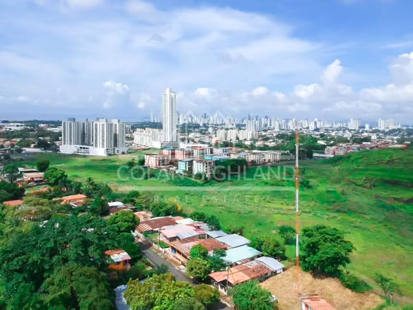 Se Vende Terreno en Avenida Domingo Díaz, Villa Lucre