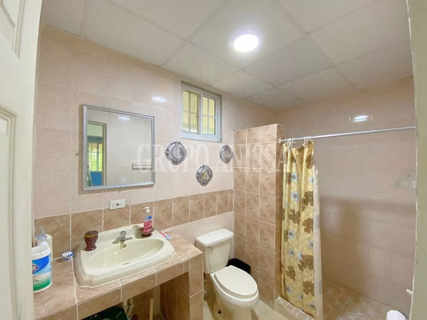 Oportunidad! Se Vende Casa en Altos de Cerro Azul