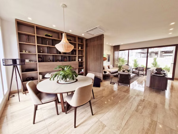 THE WOODS LAKE VIEW 4 Bedrooms US$1,303,000