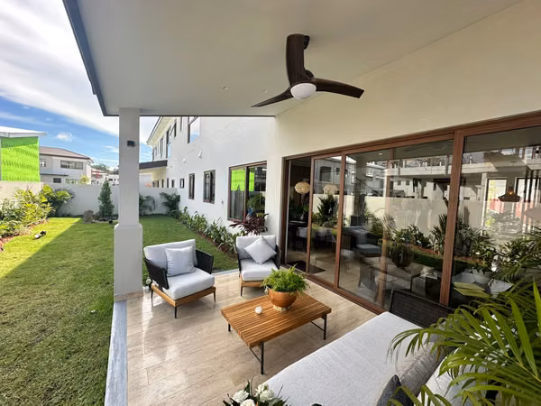 THE WOODS LAKE VIEW 4 Bedrooms US$1,303,000