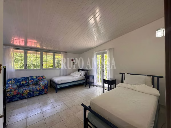 Oportunidad! Se Vende bella Casa de Playa 3 en 1  Frente al Mar en Gorgona!