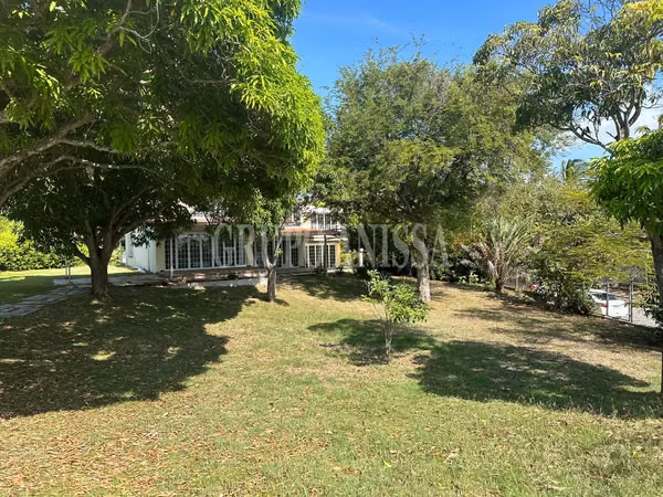 Oportunidad! Se Vende bella Casa de Playa 3 en 1  Frente al Mar en Gorgona!