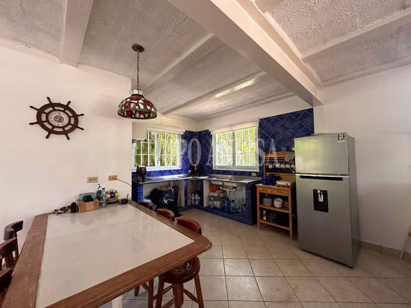 Oportunidad! Se Vende bella Casa de Playa 3 en 1  Frente al Mar en Gorgona!