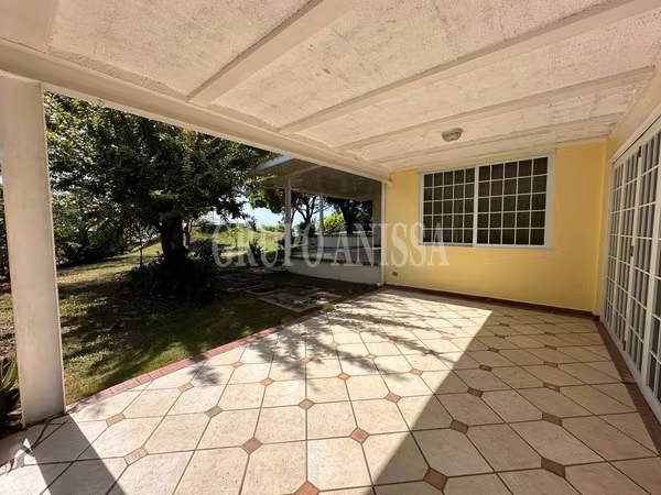 Oportunidad! Se Vende bella Casa de Playa 3 en 1  Frente al Mar en Gorgona!