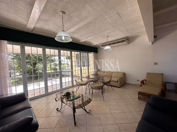 Oportunidad! Se Vende bella Casa de Playa 3 en 1  Frente al Mar en Gorgona!