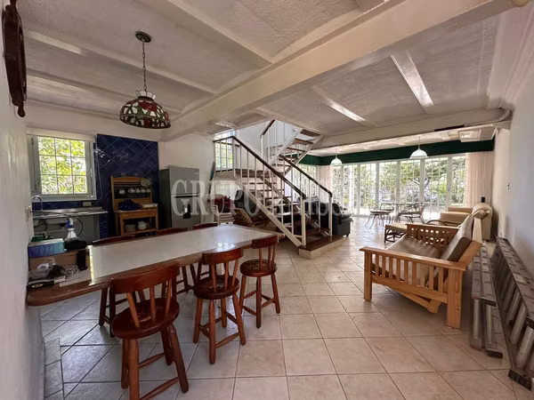 Oportunidad! Se Vende bella Casa de Playa 3 en 1  Frente al Mar en Gorgona!