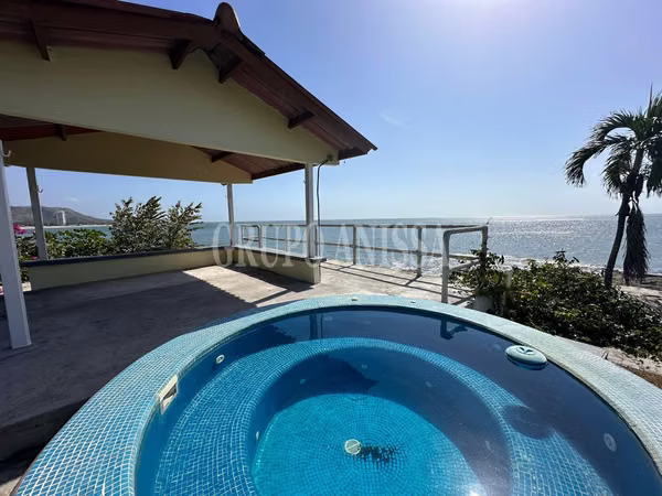 Oportunidad! Se Vende bella Casa de Playa 3 en 1  Frente al Mar en Gorgona!