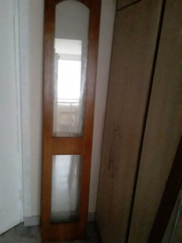 Glass doors. MADERA MARCO. I'm sorry.