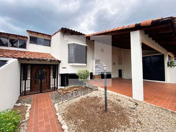 Se vende casa en Dos Mares