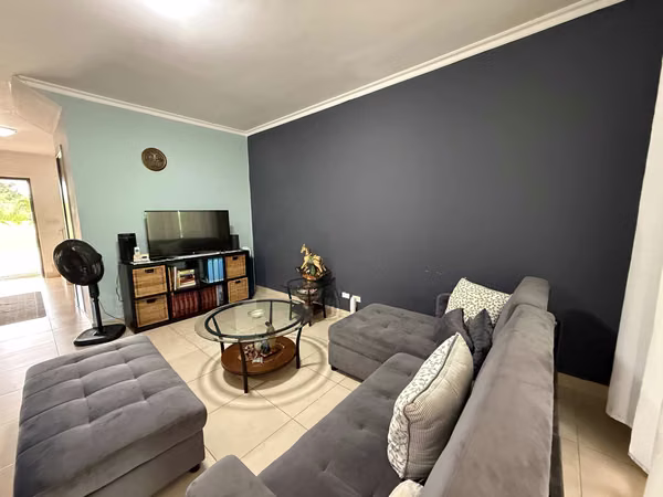 It sells duplex house in Villa Tívoli, Villas del Golf.